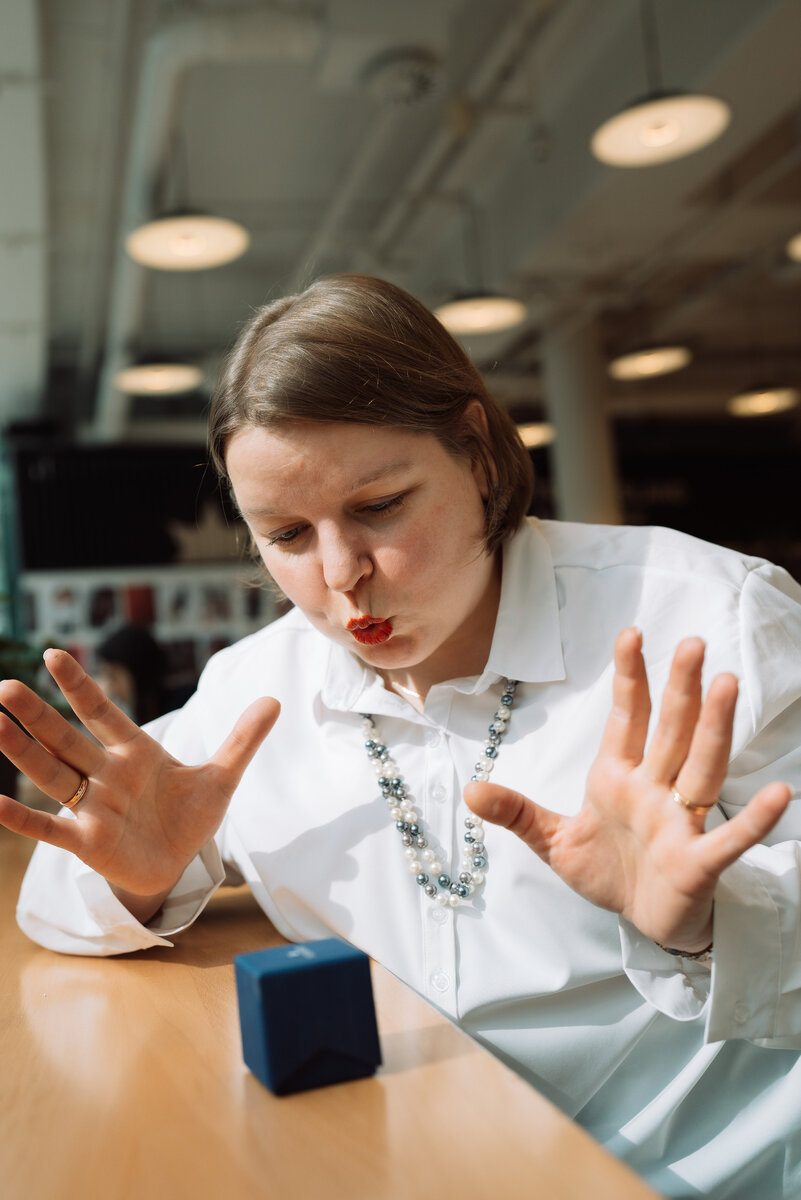 Всем привет! Меня зовут Елена Сокол и я логопед практик. Я помогаю обычным мамам из нашей с вами жизни заниматься со своими детьми самостоятельно. Я адепт и практик семейного образования.