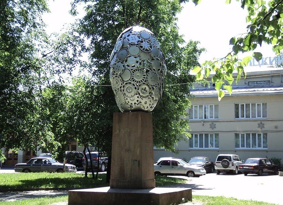 Памятник яйцу Зеленодольск. Памятник яйцу в Москве в Тихвинском переулке. Памятник яйцу Санкт Петербург. Памятник яйцу лицей 1501.