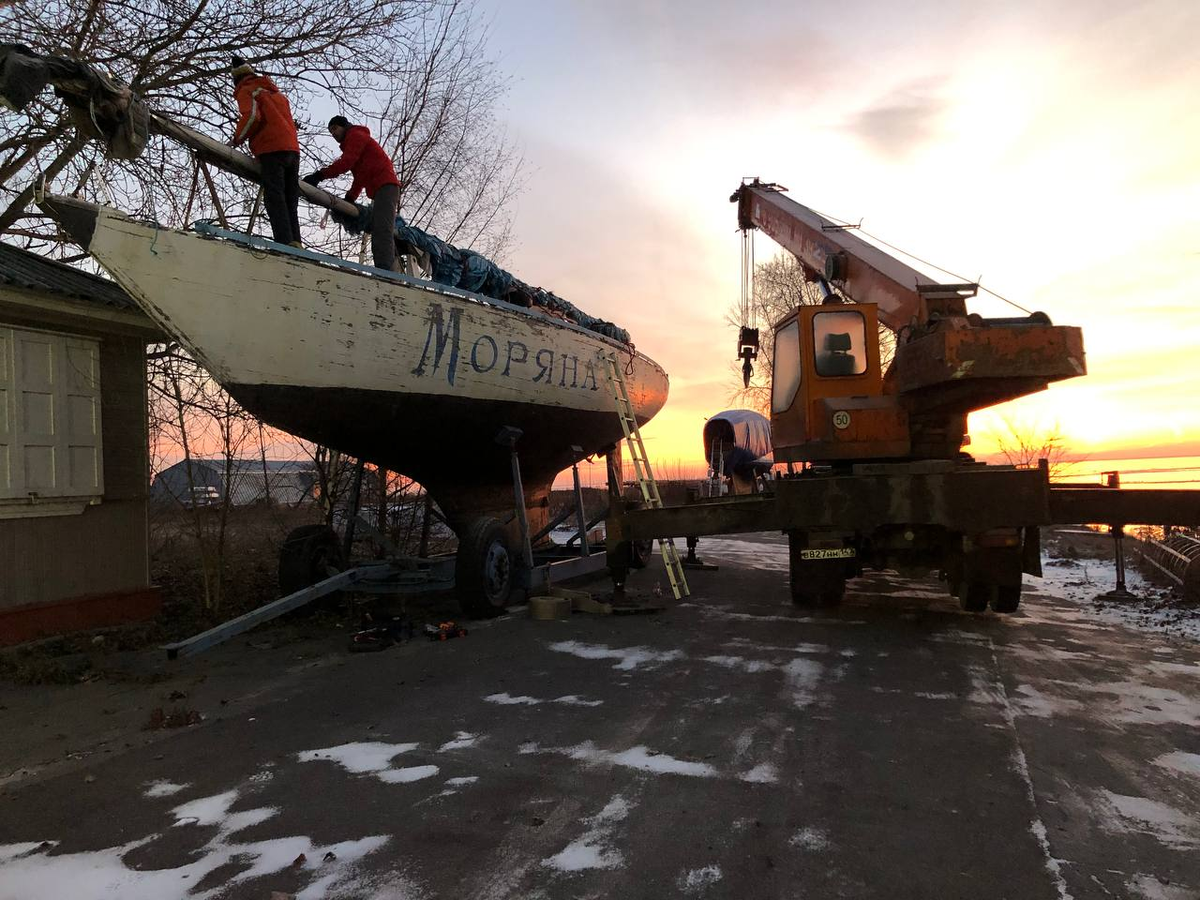 Домика уже нет, но мачта еще на месте.