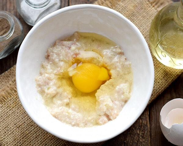 Куриные оладьи — рецепт идеальный для завтрака. Вам понадобятся всего несколько продуктов — куриный фарш, сочный лук, яйцо и немного муки.-3