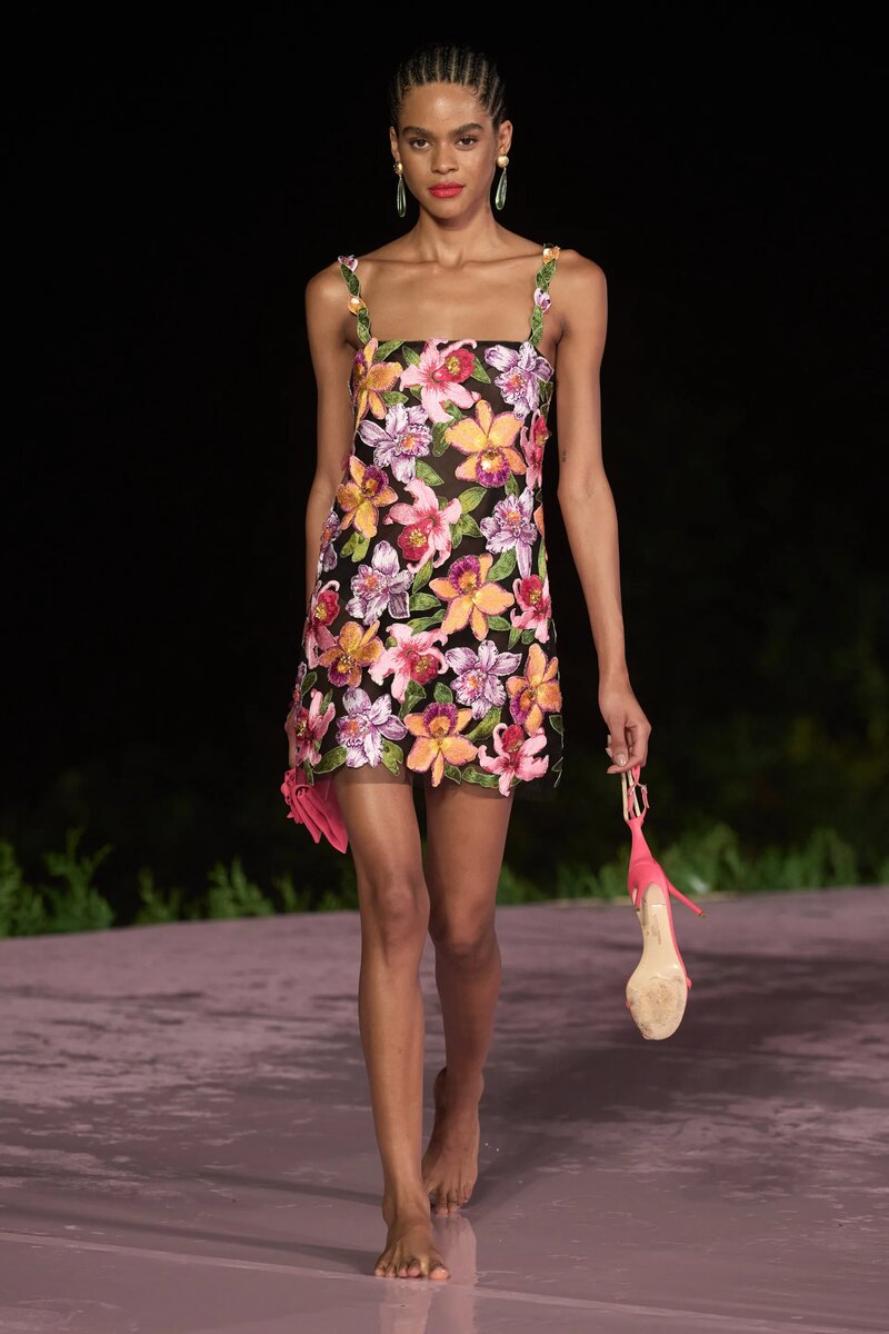 Resort 2025. Carolina herrera resort 2025 models. русская мода 2025.