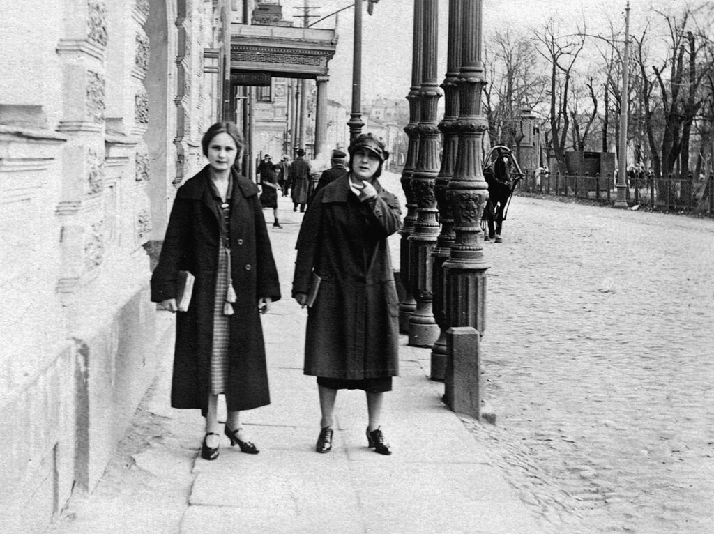 В СССР женщины жили и одевались далеко не всегда так, как хотели. Им приходилось соответствовать особенностям времени и учитывать требования общественно-политической системы страны.-2