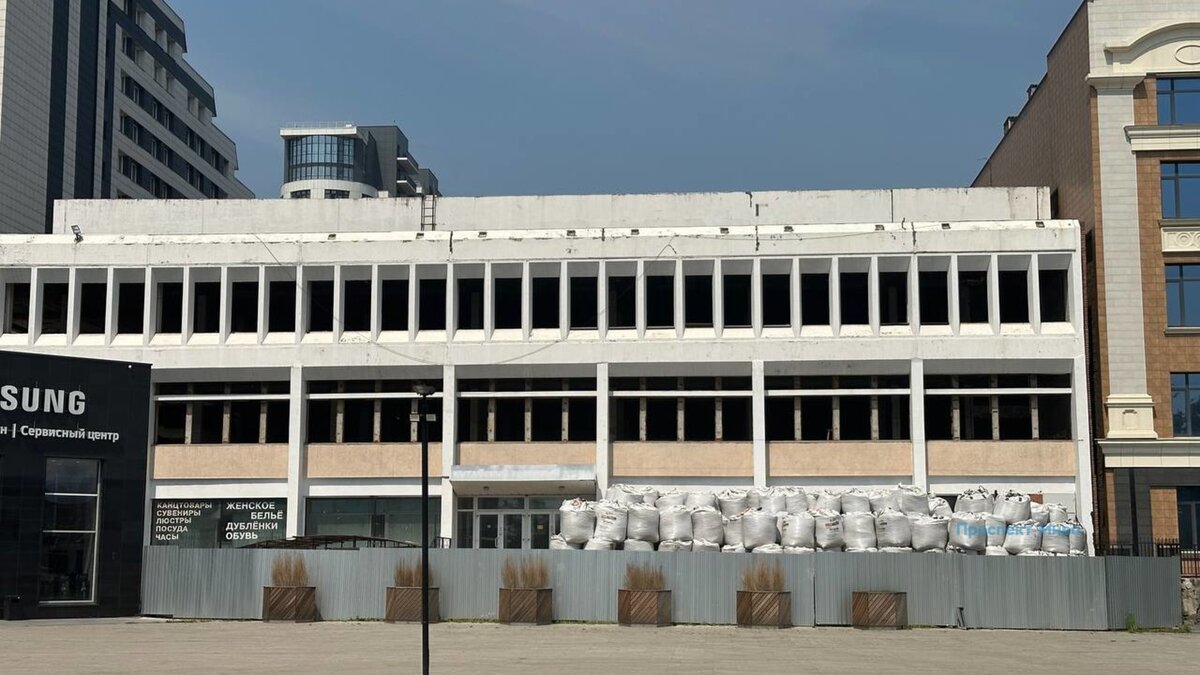     Бывший «Китайский торговый дом», который находится в Красноярске в районе БКЗ, начинают сносить.