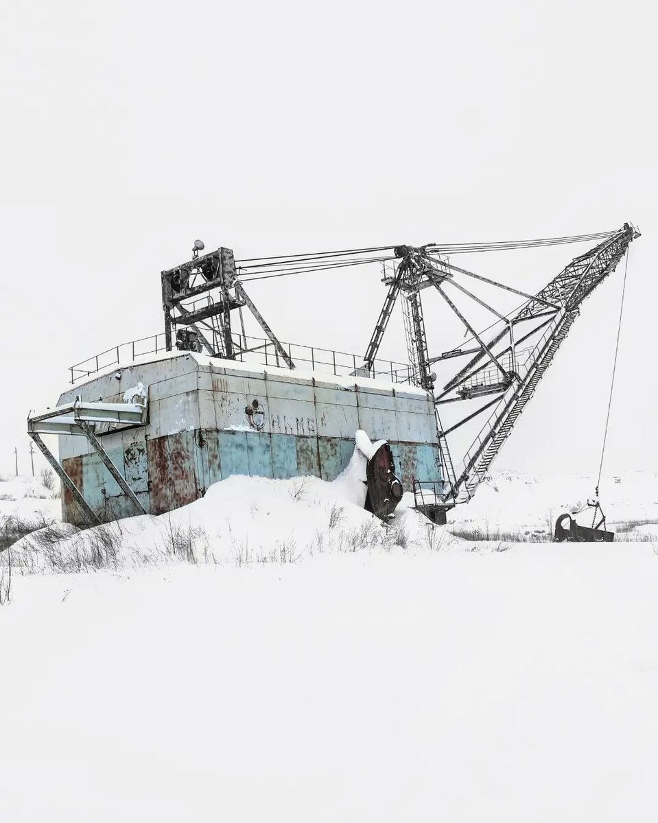 ...Тёмное пятно превращалось в железного ящера, задравшего к небу гигантскую стрелу.