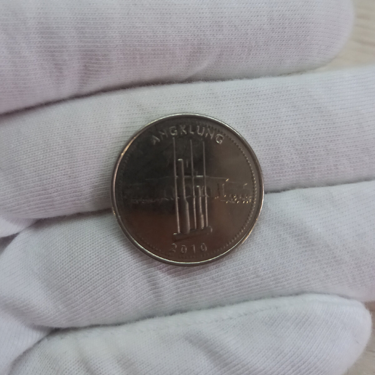 Реверс монеты 1000 рупий 2010 года. Изображён музыкальный инструмент ангклунг.