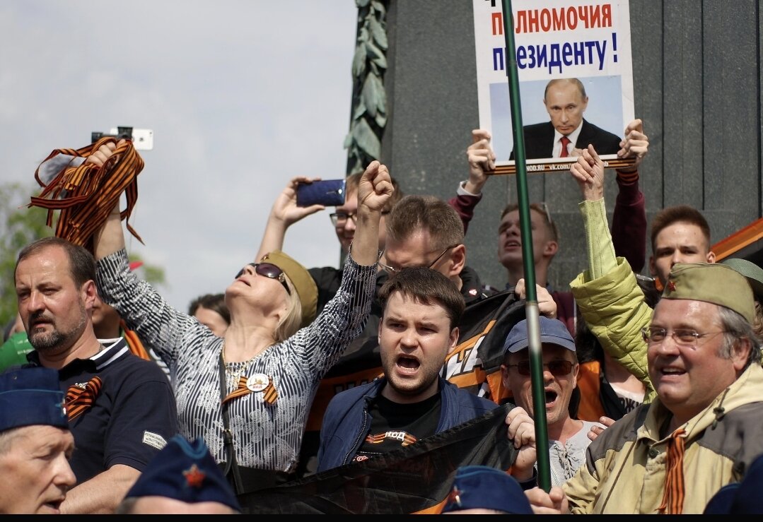 Типичный митинг тех лет. Шнодвакханалия..