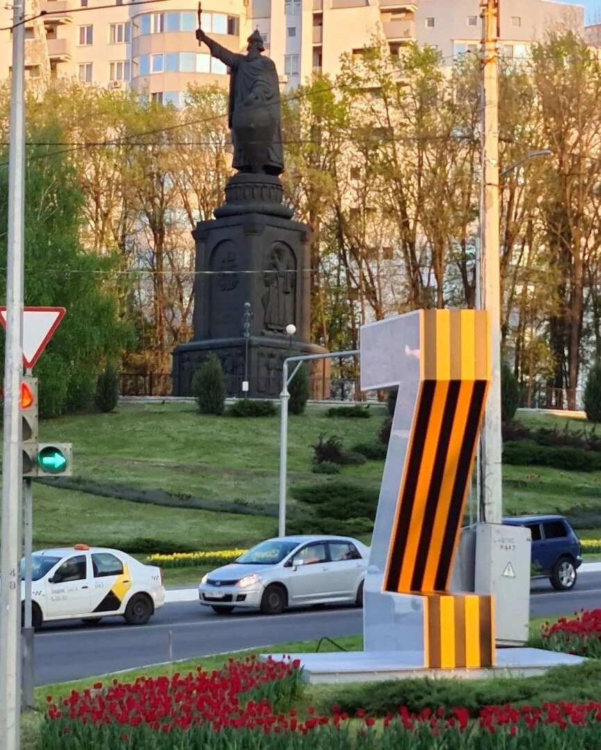 Белгород, Проспект Ватутина (памятник князю Владимиру)