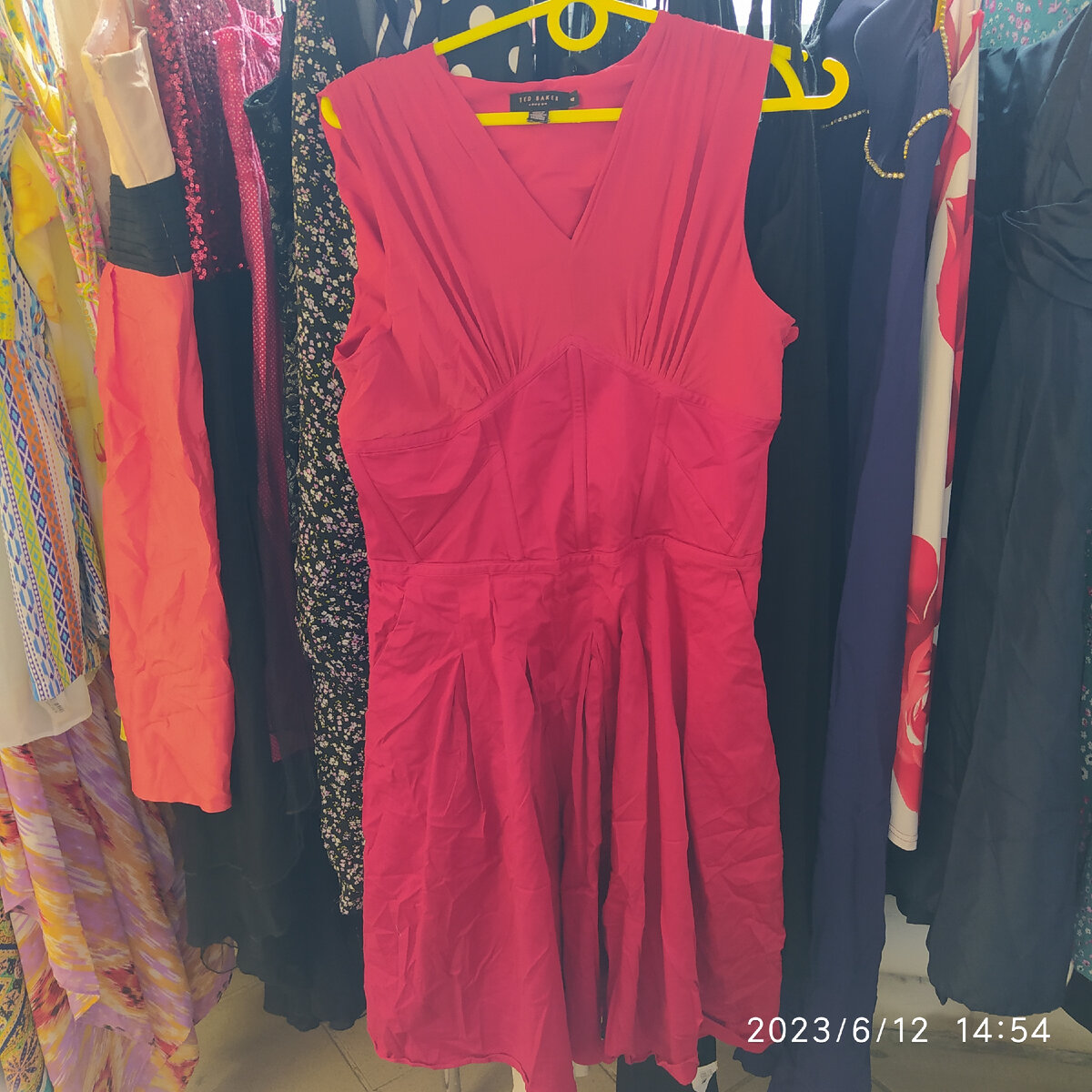 Красное- прекрасное. Брала его с собой в примерочную. Но вам это не покажу - сильно мне мало. Такие зрелища вредны для здоровья 😄😄😄.