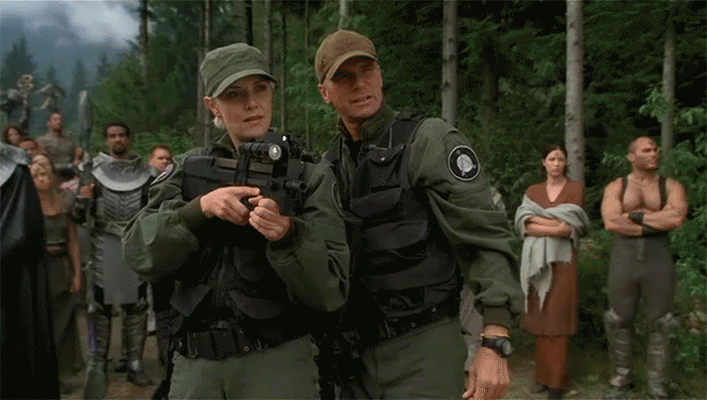 - Саманта! Покажи класс аборигенам! FN P90 в действии. 