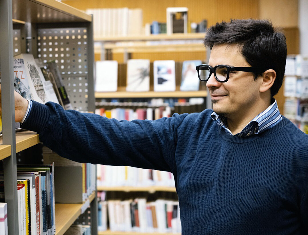 Rich library. Люди в библиотеке. Библиотека люди фотосток. Библиотека человек в очках. Библиотека техники молодежи униформа.