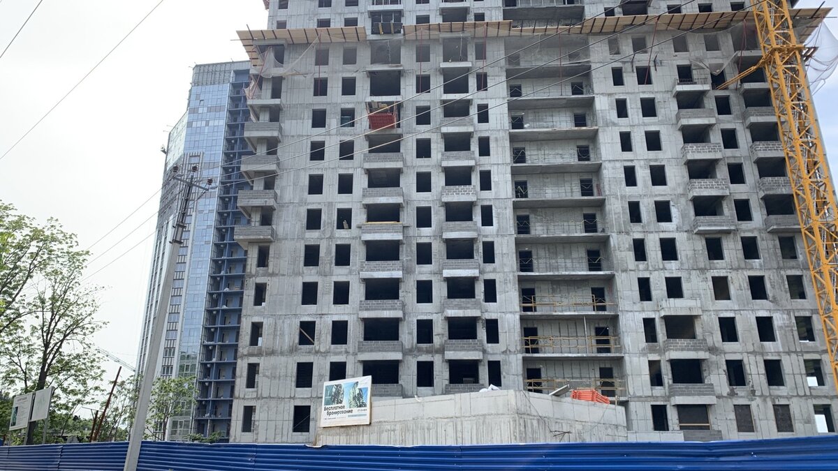     В районе Академгородка у самого въезда в городской массив Владивостока застройщики «отводят душу» и буквально врезают в лесной массив свои жилые комплексы. Корреспондент «Восток-Медиа» прогулялся по улицам пригорода и оценил масштаб деятельности двух «строительных титанов» региона.