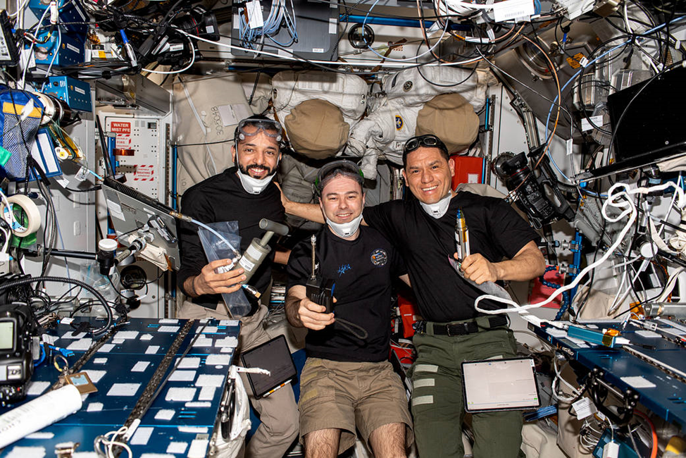 Бортинженеры МКС Султан аль Неяди, Андрей Федяев и Франциско Рубио с пробозаборниками и анализаторами воздуха. Фото: nasa.blog.com