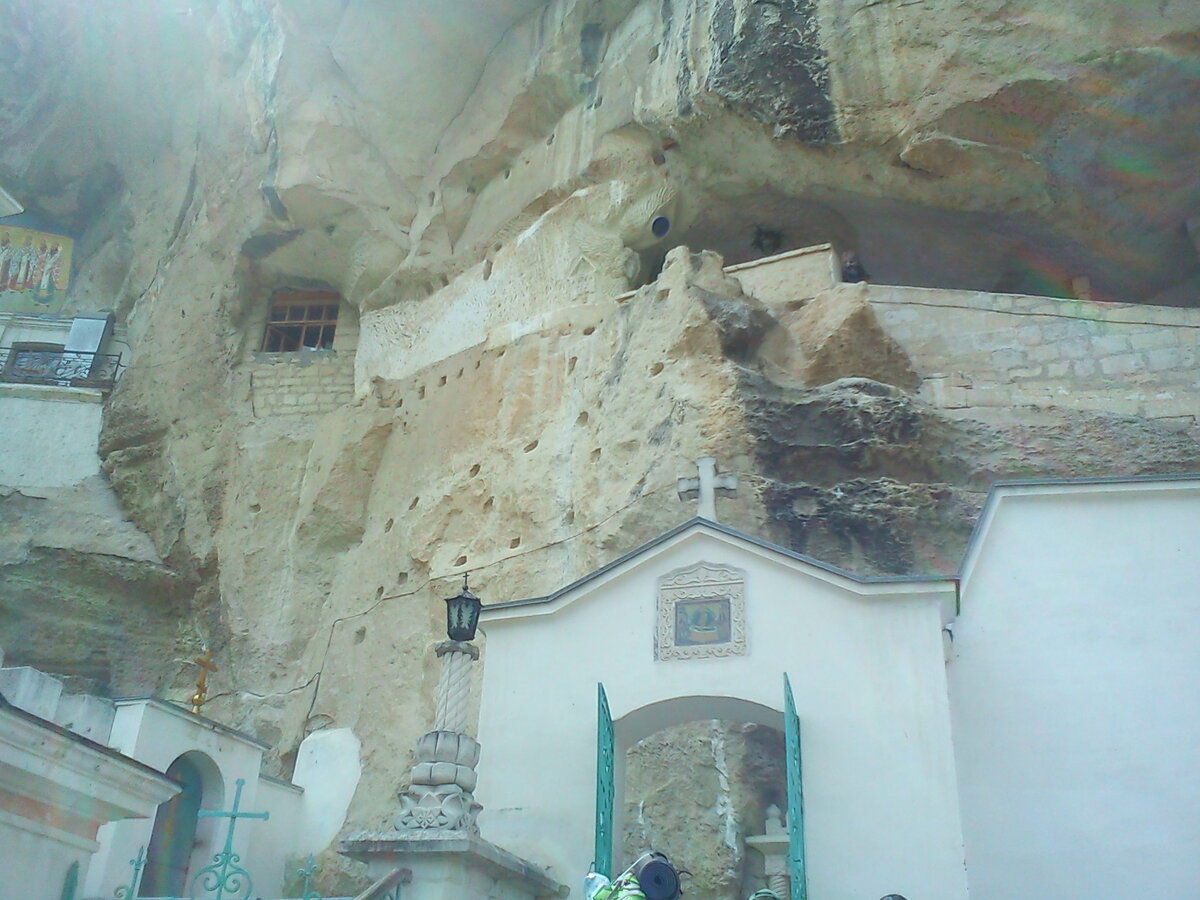 Свято-Успенский скальный монастырь