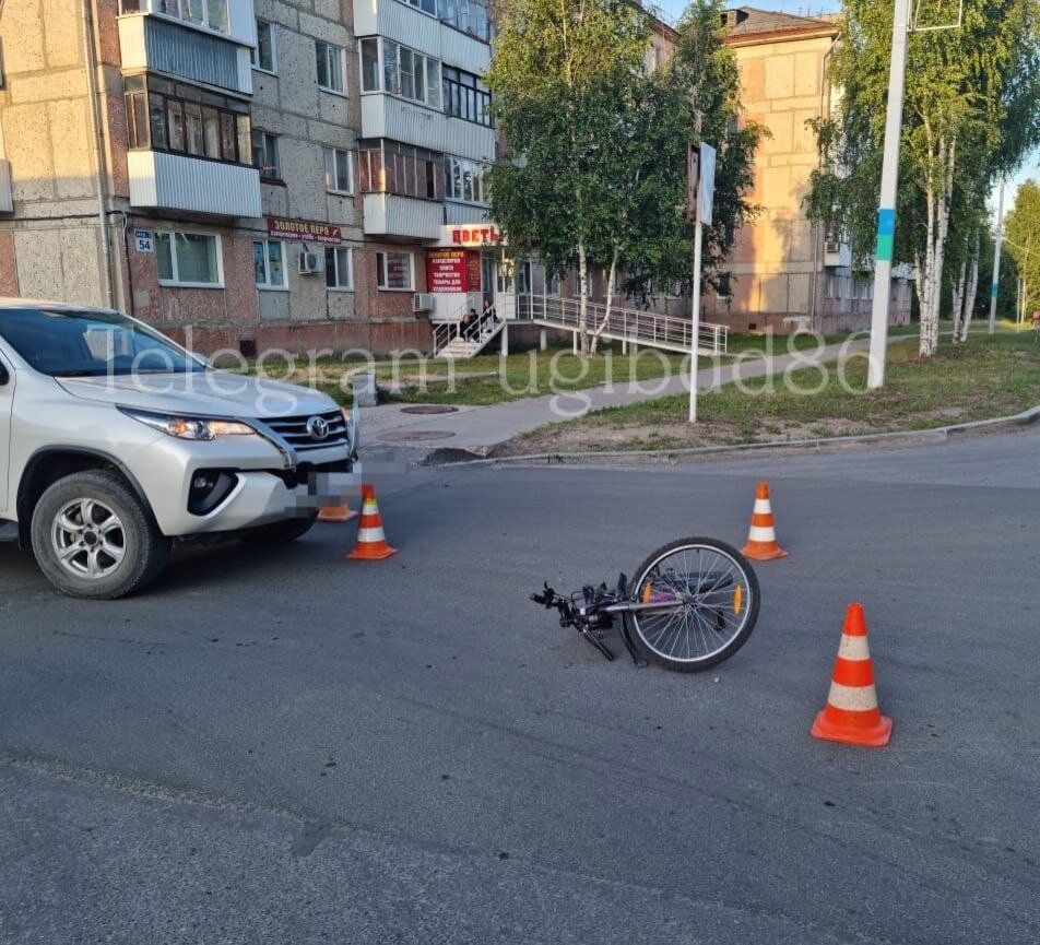    В Урае во дворе дома автомобиль сбил юного велосипедиста