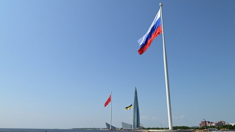    Церемония подъёма государственных флагов Российской Федерации, СССР и Российской империи на береговой линии у парка 300-летия Санкт-Петербурга. ©Павел Лисицын РИА Новости