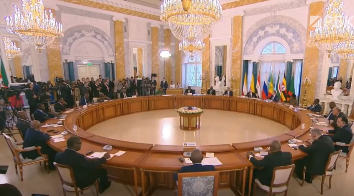 Встреча Путина с делегацией (иллюстрация  - кадр видео)