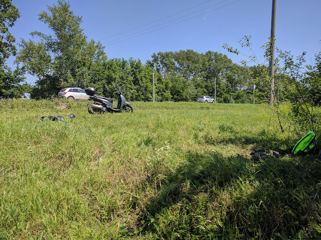 "Нынче концепция 2017 горно-скалолазная. Уж больно запал в душу вид гряды белоснежных горных вершин ледника Актру, который открывается по правую руку когда едешь по Чуйскому тракту в сторону Монголии. И не пора ли опустить свою мужественную ногу на этот самый снег".С самого начала сезона технические неполадки преследовали нас. И уже был на грани срыва план путешествия, разработанный долгими вьюжными вечерами. И уже выписан специально по дням продуманный отпуск. Но, благодаря всему, что не дало пропасть очередному короткому мотосезону,  удалось осуществить удлиненную поездку в Горный Алтай. Именно в те места, мимо которых проезжали когда-то и в которых не побывали еще.День первый. 8.07.2017.Обычно хотим выехать пораньше, в пять утра, и ковыряемся долго со сборами. Но не в этот раз. С5казал – сделал. Друзья, они же единомышленники с нами. До гаража идем под зонтиками (моросит), ну и ладно. Волнительно, однако, дорога зовет.Уже к Барнаулу разветрело, небо чистое, солнце сияет. В первый день по плану добраться хотя бы до Ак-Бома, то есть как можно дальше. Но не вышло.Вадим отстал, некоторое время не вижу в зеркале его фару. Мало ли чего? Остановилась звоню и… в сердце «екнуло»: «Мы сломались». Возвращаюсь – стоит «хондочка» на обочине, вокруг разложены кофры, пластик, инструменты. Ну, что, приехали?Но оказалось не так криминально: раскрутился болт от вибрации и чуть начали подстачиваться зубцы втулки. В деревне рядом нашелся умелец (везунчики же мы!). Принес инструмент, фиксаторы резьбы, и совместными усилиями привели все в некоторый порядок. По крайней мере, осторожно, но можно двигаться дальше. Спасибо ему, этому бескорыстному парню.За Усть-Семой, возле шумной речушки, устроили завтрак, совмещенный с небольшим собранием. Чтобы не пришлось эвакуироваться домой с полпути, приняли кардинальное решение: Свете ловить попутку для подъемов на перевалы.