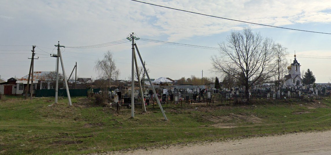 Двор крайнего дома слева граничит с оградой кладбища