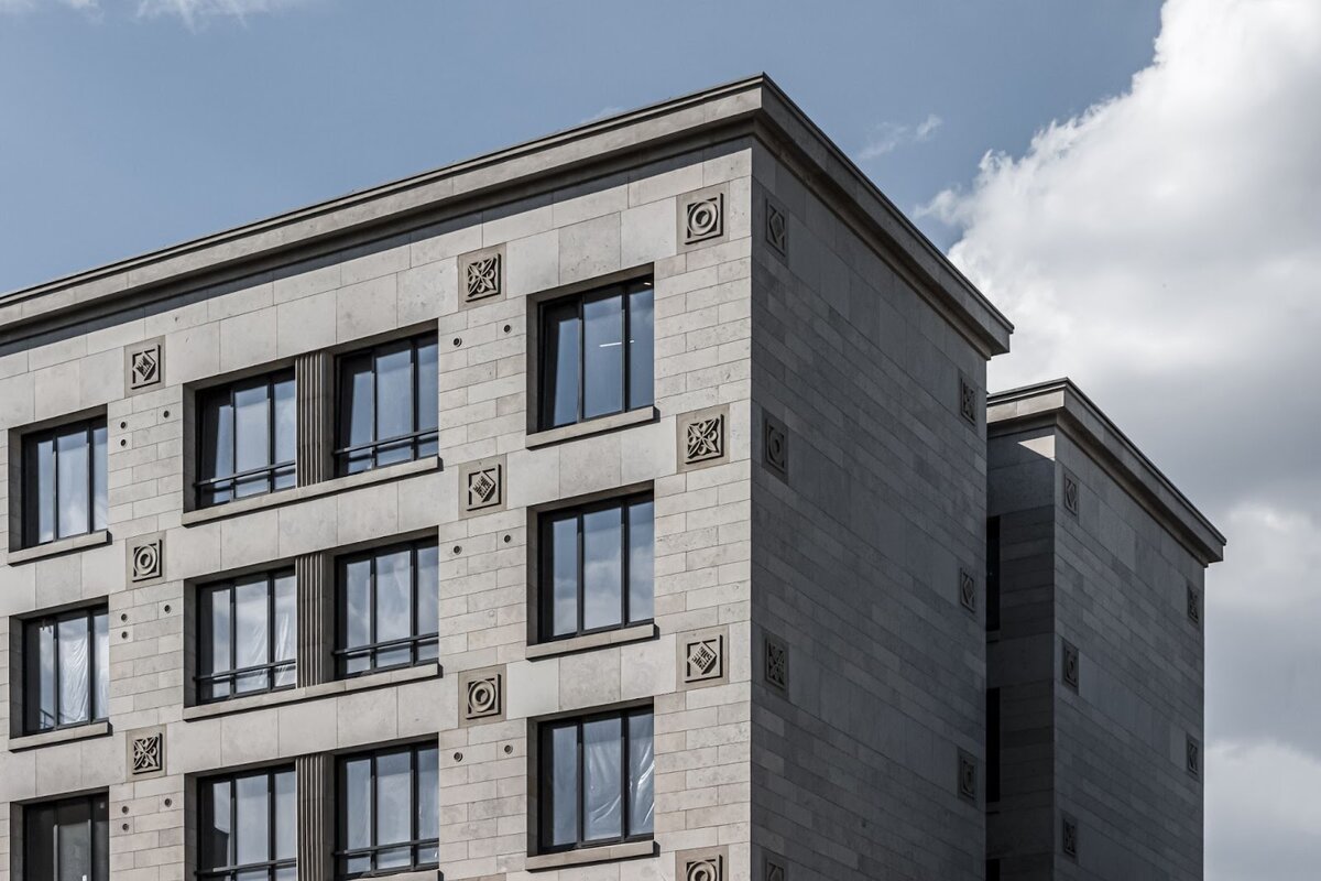 Клубуный дом Futurist на Петроградской уже сдан и привлекает внимание горожан и гостей брутальными марморными фасадами в стиле конструктивизма, уравновешенными фактурными розеттами и барельефами. 