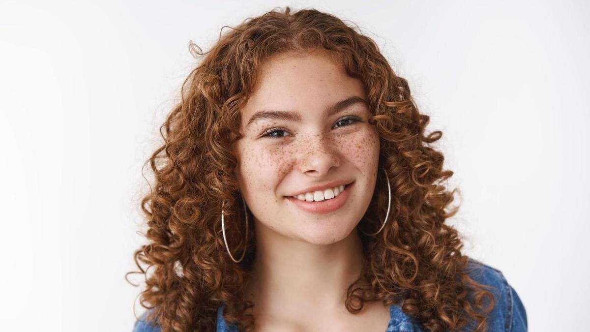    Красивая девушка с веснушками на лице:Freepik/cookie_studio