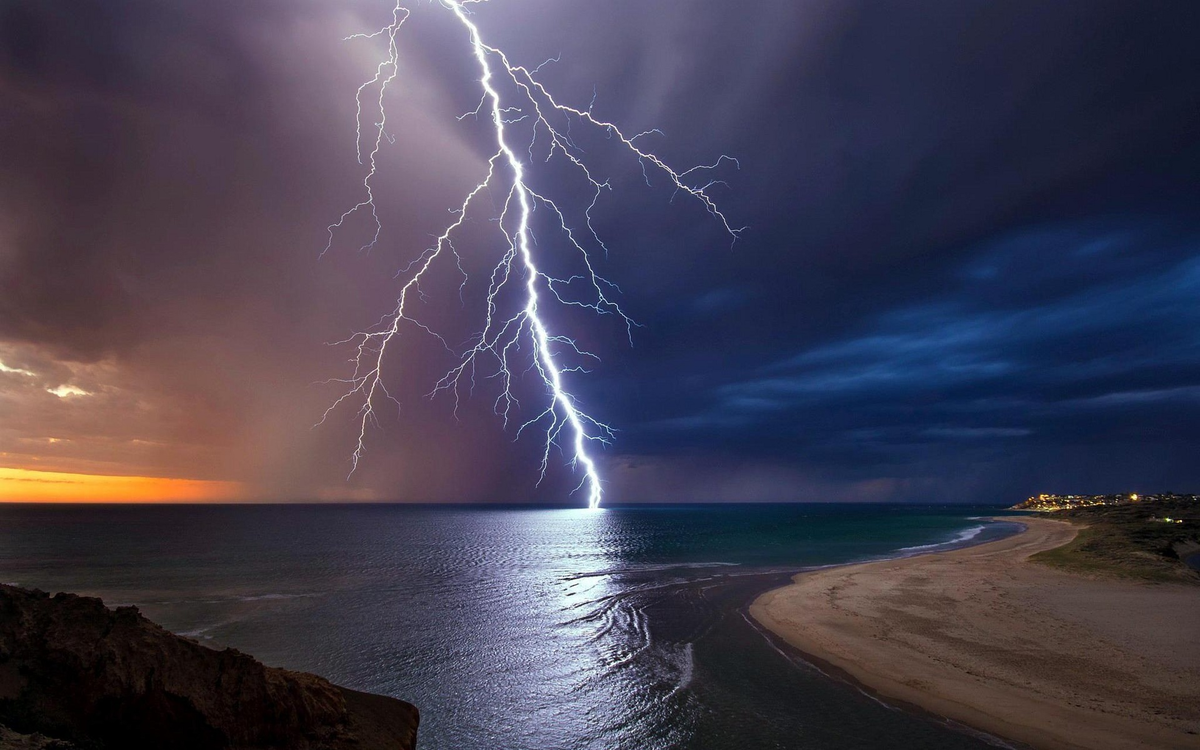 Молния ударяет в воду