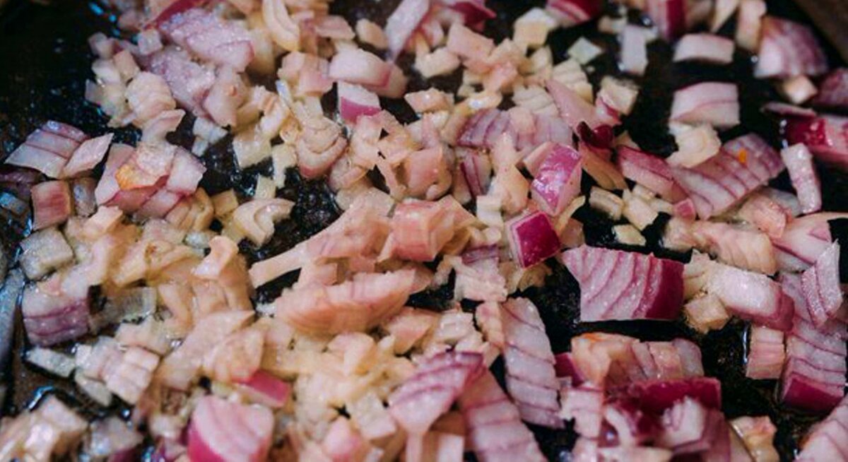 Поджариваем лук