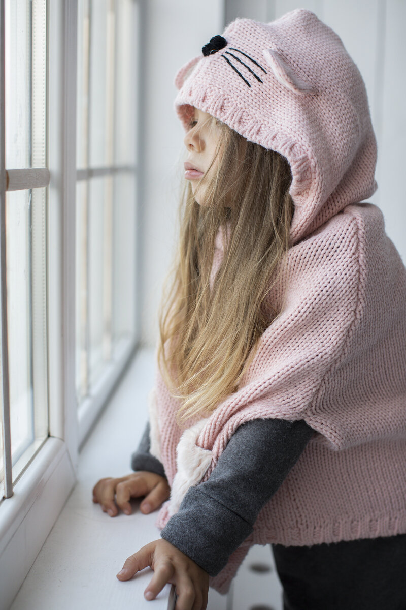 Изображение от <a href="https://ru.freepik.com/free-photo/cute-little-girl-with-pink-pullover_5854070.htm#query=%D0%B3%D1%80%D1%83%D1%81%D1%82%D0%BD%D0%B0%D1%8F%20%D0%B4%D0%B5%D0%B2%D0%BE%D1%87%D0%BA%D0%B0%20%D1%81%20%D0%B1%D0%B5%D0%BB%D1%8B%D0%BC%D0%B8%20%D0%B2%D0%BE%D0%BB%D0%BE%D1%81%D0%B0%D0%BC%D0%B8%20%D0%B8%20%D0%B3%D0%BE%D0%BB%D1%83%D0%B1%D1%8B%D0%BC%D0%B8%20%D0%B3%D0%BB%D0%B0%D0%B7%D0%B0%D0%BC%D0%B8%D1%81%D1%82%D0%BE%D0%B8%D1%82%20%D1%83%20%D0%BE%D0%BA%D0%BD%D0%B0&position=29&from_view=search&track=ais">Freepik</a>