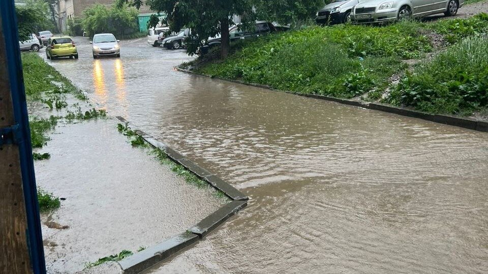     Тротуар на одной из улиц затопило во Владивостоке. Местные жители не могут пройти по своим делам спокойно — путь превращается в настоящее испытание.