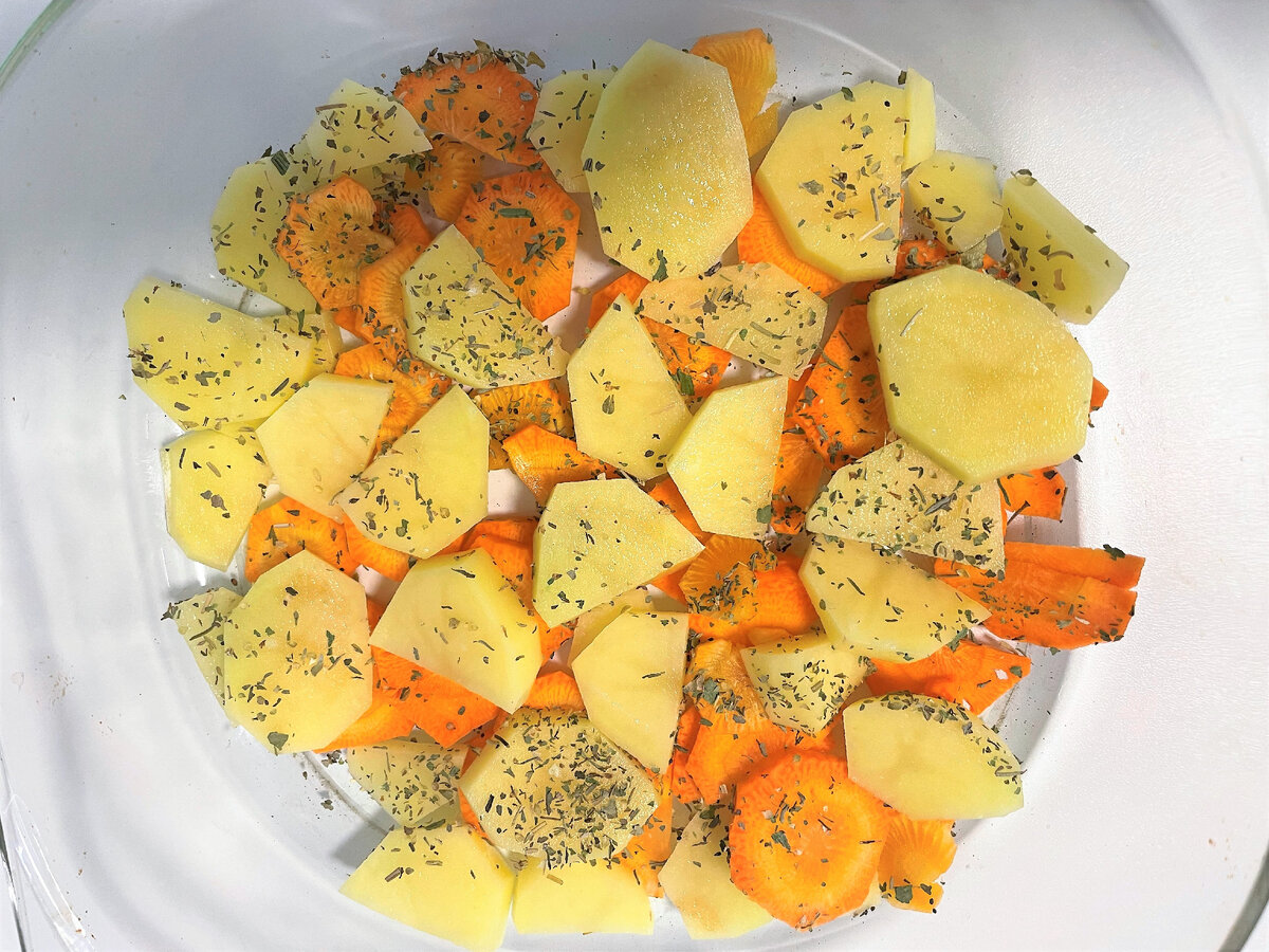 Пара картофелин и крупная морковина. Добавила сушеную зелень. Не солю.