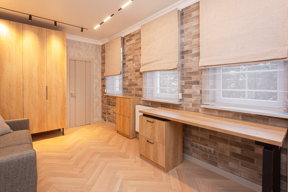 Письменный стол с металлической опорой