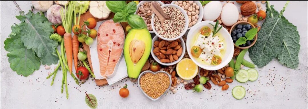 БЖУ – это белки, жиры и углеводы, которые имеются в продуктах питания. Каждая составляющая пищи необходима организму для нормального функционирования. - Белки необходимы организму как строительный материал наших клеток. Из белковых аминокислот состоят все ткани нашего организма, мышцы, а также волосы, коллаген кожи лица и суставной жидкости. Нет белков – нет тонуса. - Жиры регулируют наш гормональный фон, а также помогают усвоению жирорастворимых витаминов. - Сложные углеводы регулируют работу желудочно-кишечного тракта и служат энергетическим топливом для нашего организма.