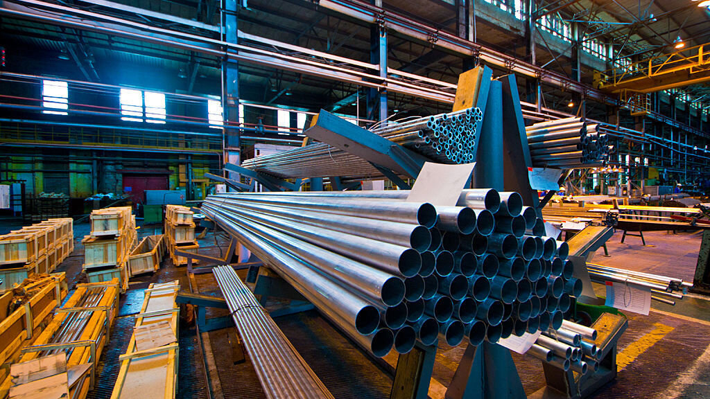 Алюминиевый прокат. Производства плоского алюминиевого проката. Прокат алюминия производство. Крытый склад металлопроката. Алюминиевый завод.