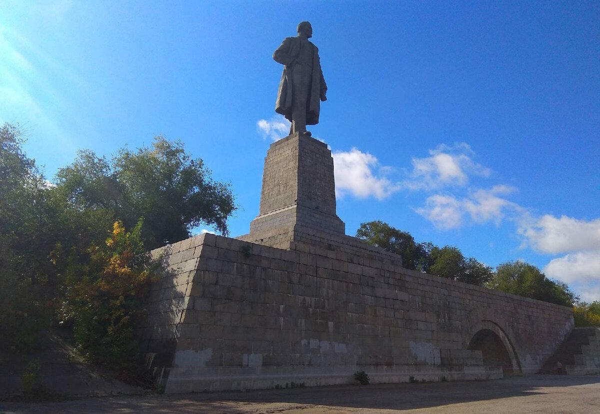 Памятник Ленину у входа в Волго-Донской канал