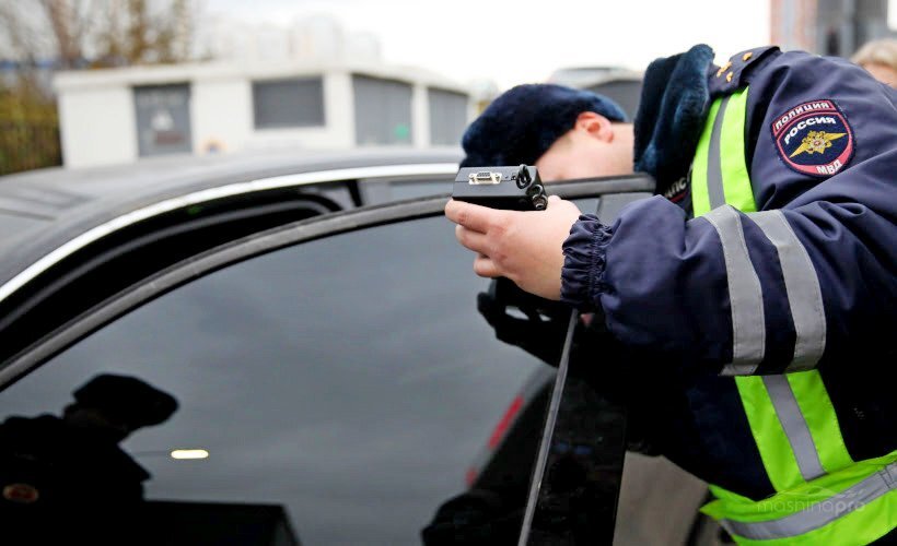 Сотрудник ГИБДД проверяет светопропускаемость тонировки