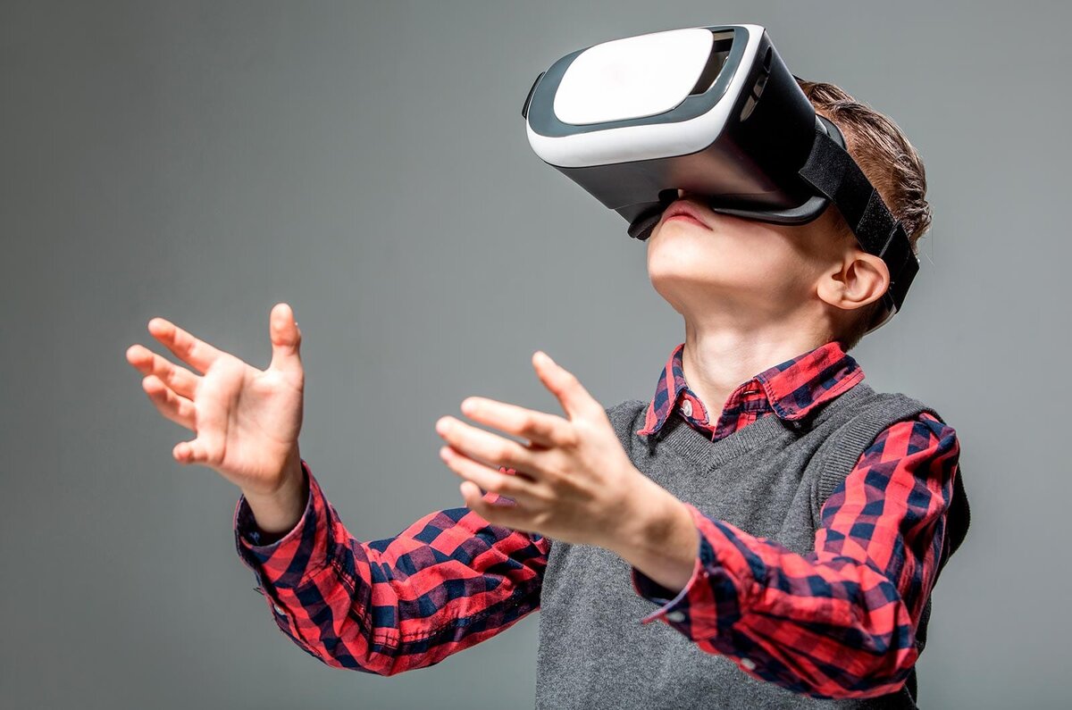 Игра очко для детей. Очки виртуальной реальности. Ребенок в очках виртуальной реальности. Ребенок в шлеме виртуальной реальности. Человек в маске виртуальной реальности.