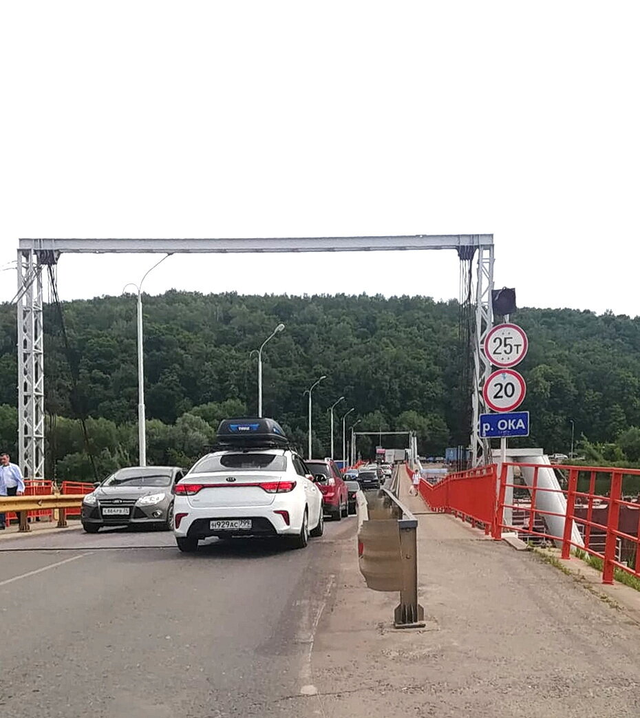 Наш мост на следующий день. Тоже в часовой пробке...