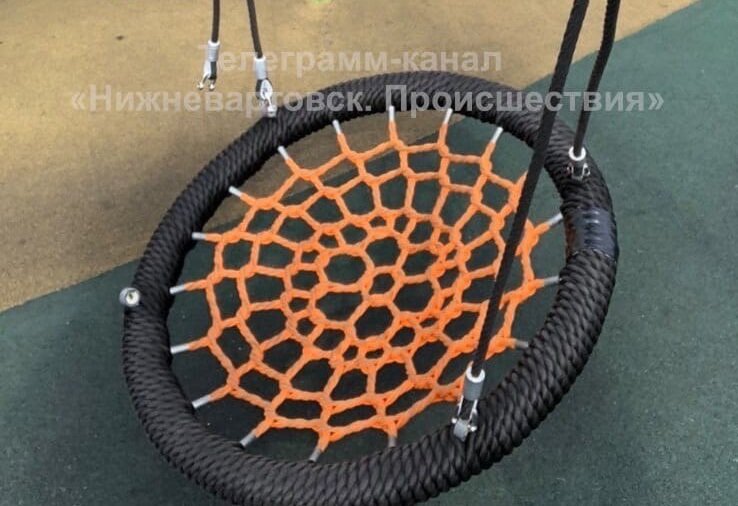    В Нижневартовске девочка потеряла сознание, упав с качели на новой набережной