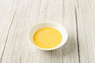 ШАГ 2:
Сливочное масло растопите в микроволновке или на медленном огне на плите. Масло охладите, оно не должно быть горячим.