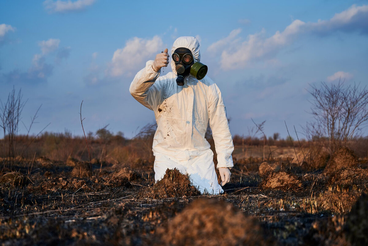 <a href="https://ru.freepik.com/free-photo/ecologist-examining-soil-in-field-after-fire_27527004.htm#query=%D1%87%D0%B5%D0%BB%D0%BE%D0%B2%D0%B5%D0%BA%20%D0%B2%20%D0%B3%D1%80%D1%8F%D0%B7%D0%B8&position=10&from_view=search&track=ais">Изображение от ArtPhoto_studio</a> на Freepik