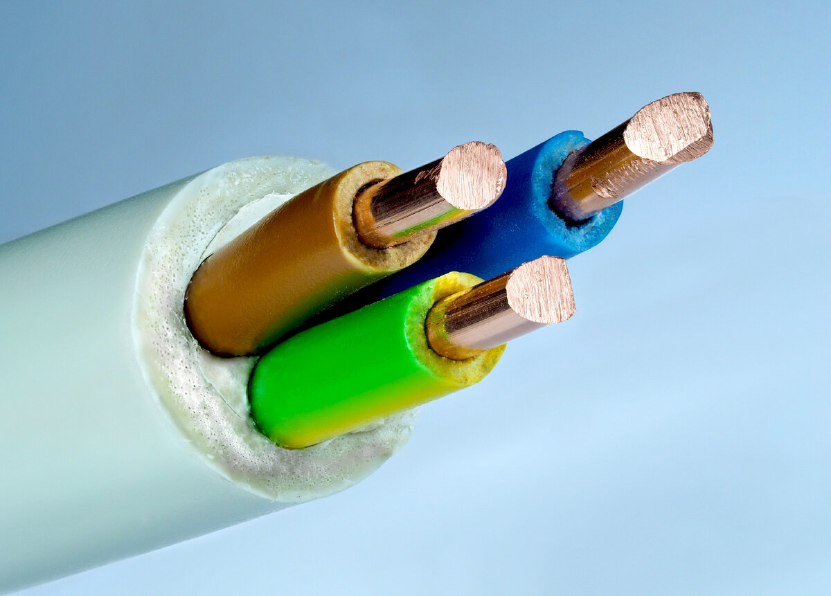 Правильный подбор кабелей и защитной аппаратуры важен для всей электрической сети в доме, а также при подключении отдельной техники. От этого зависит безопасность людей.