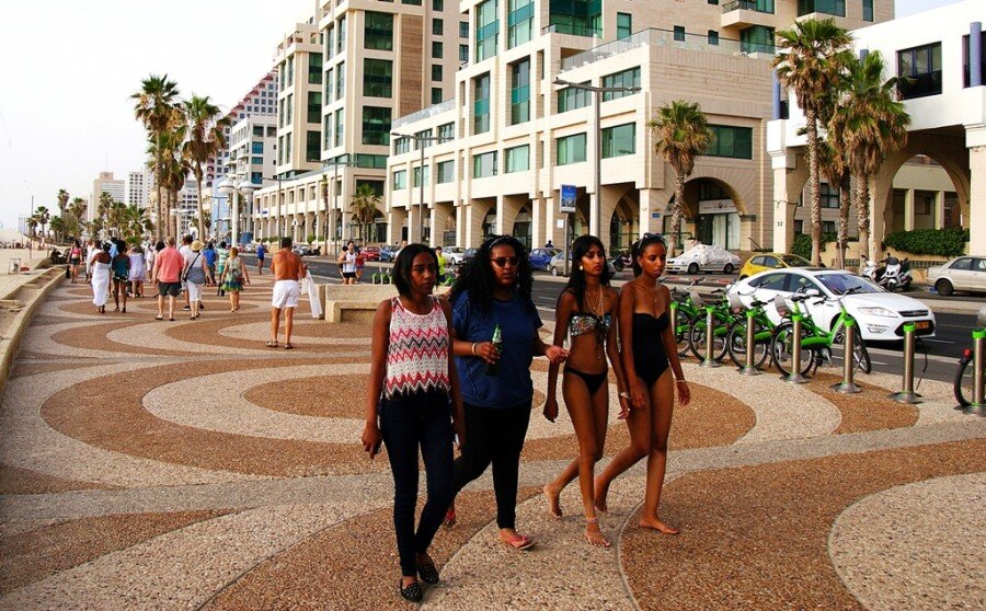 Тель авив экскурсии. Жители тель авива. Население тель авива. Набережная тель авива люди. Тель авив люди.