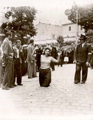 Еврейку заставляют ползти по улице на коленях с поднятыми руками. Yad Vashem