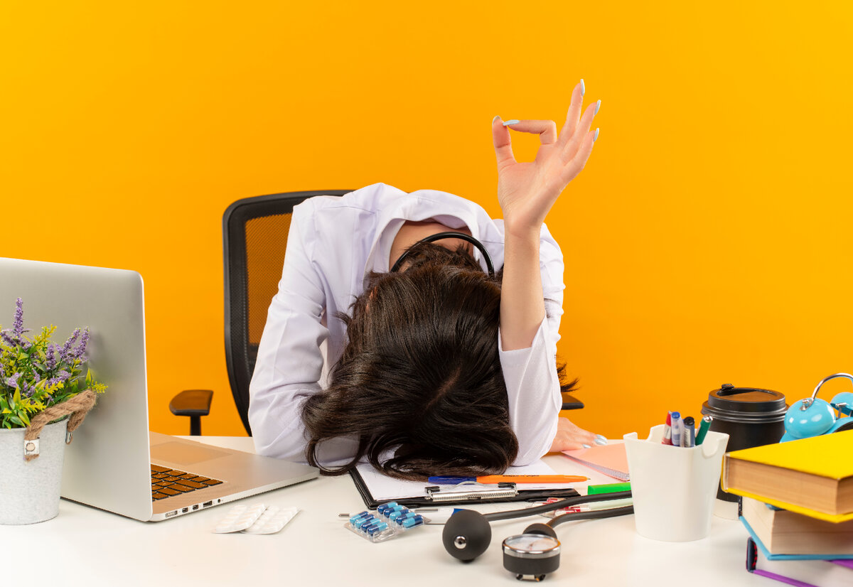 <a href="https://www.freepik.com/free-photo/young-female-doctor-white-coat-sleeping-table-with-laptop-documents-showing-ok-sign-orange-wall_12397274.htm#page=2&query=%D0%B7%D0%B0%D0%B3%D0%BE%D1%80%D0%B5%D0%BB%D1%81%D1%8F%20%D0%BD%D0%B0%20%D1%80%D0%B0%D0%B1%D0%BE%D1%82%D0%B5&position=3&from_view=search&track=ais">Image by stockking</a> on Freepik