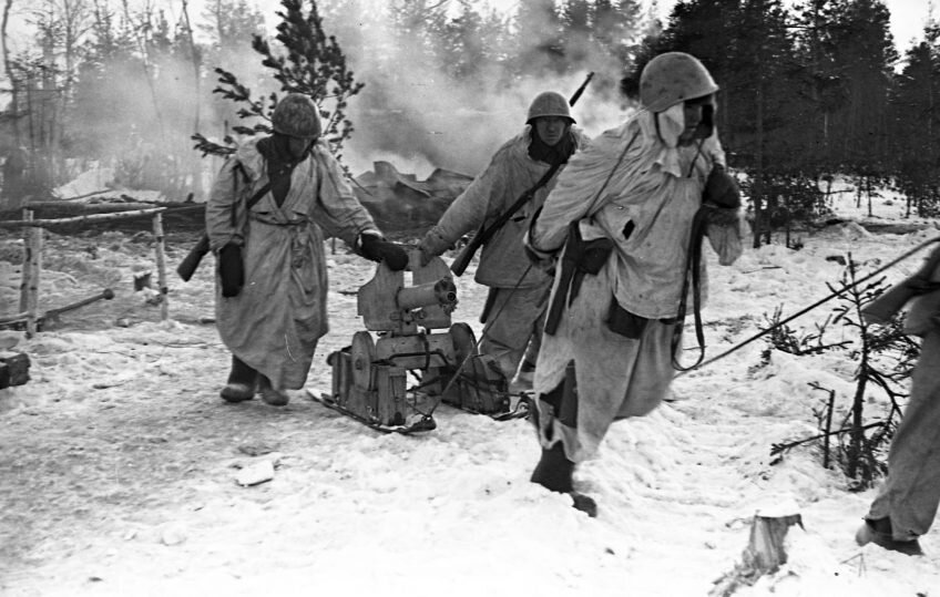 В.С.Тарасевич. Пулемётчики меняют огневую позицию.Ленинградский фронт 1941 год.