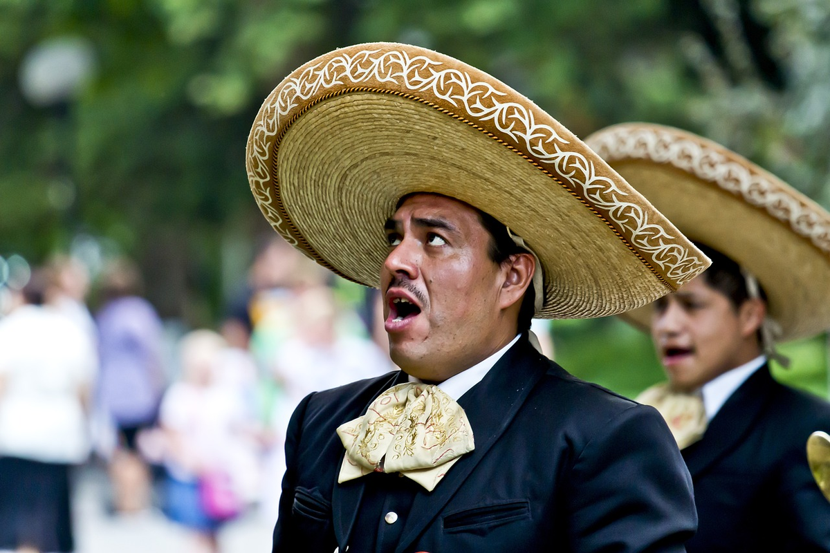 Мексиканская музыка слушать. Мексиканцы Мексика Сомбреро. Мариачи Мехико. Мексиканская шляпа Мариачи. Марьячи в Мехико.