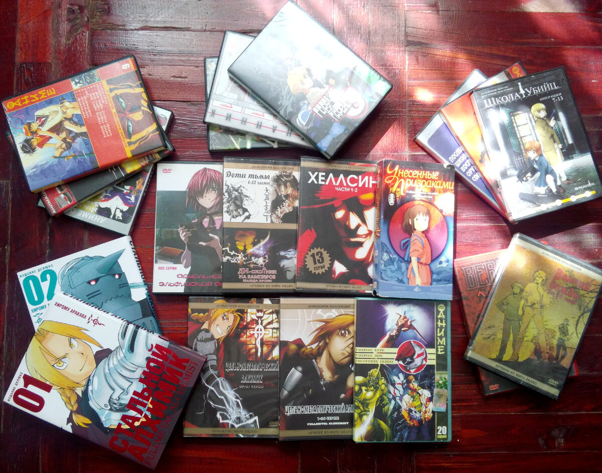 Фото из моей личной коллекции. Публикация фото преследует в информационные цели. На фото коробки аниме из моей ретро коллекции, 2 книги Стальной Алхимик, автор Хирому Аракава, издательство Азбука. Подробнее указано в статье.