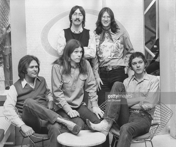 Пол Коттон, Тимоти Би Шмидт (сидит), Расти Янг (сидит справа), ударник Джордж Грэнтем и Ричи Фьюрей