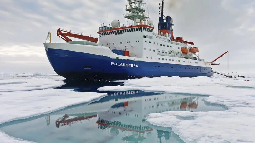 RV Polarstern - немецкий ледокол, плавающий в замерзших водах Арктики.