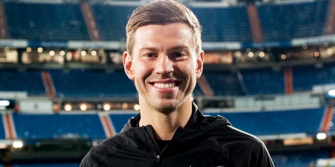 «Ты не Пеле!» — говорит тренер Смолову. А тот: «А ты не Моуриньо!» Новое видео Нобеля с Федором: главные цитаты