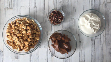 ШАГ 1:
Как сделать торт из печенья и сгущенки без выпечки? Подготовьте необходимые ингредиенты. Покупайте несоленый крекер Рыбки. Сметану берите 20-30% жирности.